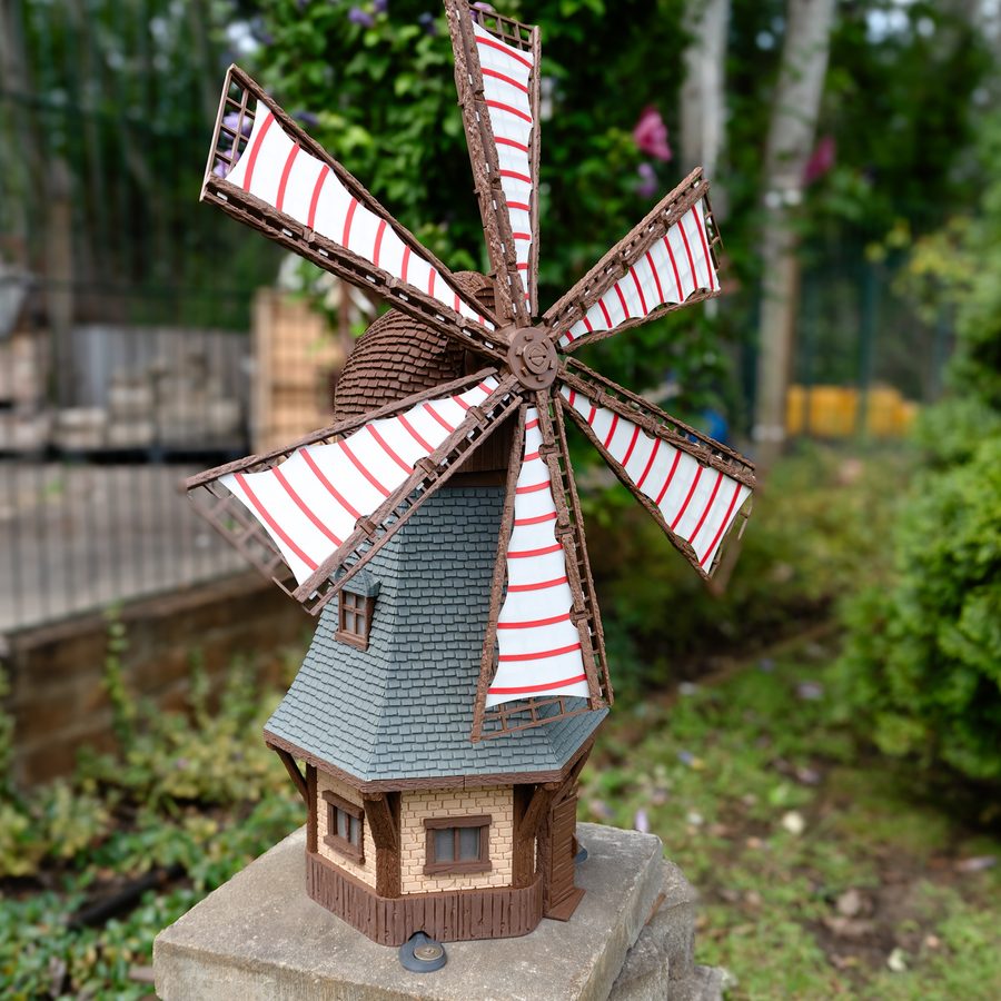 Jutland Mill Colding, fertig gedruckt: achteckige Hollaendermuehle
                    mit sechs Fluegeln, Schindeldach und Backsteinsockel